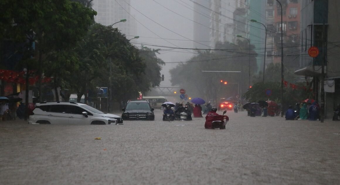 MƯA KÉO DÀI, HÀ NỘI NGẬP LẤN, NGƯỜI DÂN VẬT LÊN NƯỚC KHÁNG CHIẾN CUỐI NGÀY