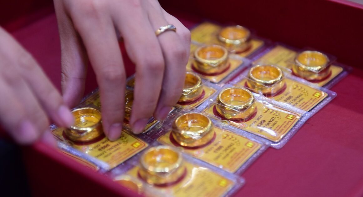 VÀNG SỐNG SÓT KỶ LỤC, CẬN MỨC 138 TRIỆU ĐỒNG, BẬT NHẤT THẾ GIỚI!