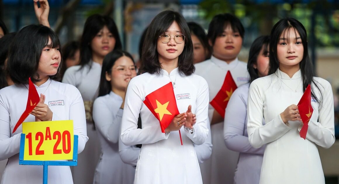 ĐIỀU GÌ ĐANG GÂY CHO HÀNG NGÀN HỌC SINH VÀ GIÁO VIÊN ĐỨNG TRƯỚC BỎNG NGỪNG CHUYẾN ĐẾN ĐH?