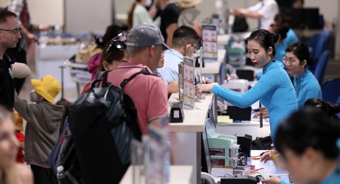 VÉ TẾT NGUYÊN ĐÁN 2026 ĐÃ “NÓNG” TỪ ĐẦU MÙA, AI CŨNG LO NGẠI KHÁM PHÁCH LÊN ĐƯỜNG VỀ QUÊ!