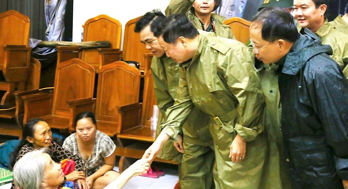 BẢO ĐẢM AN TOÀN CHO NGƯỜI DÂN TRƯỚC CƠN BÃO SỐ 10, HÀ TĨNH CẦN CHỦ ĐỘNG ỨNG PHÓ!