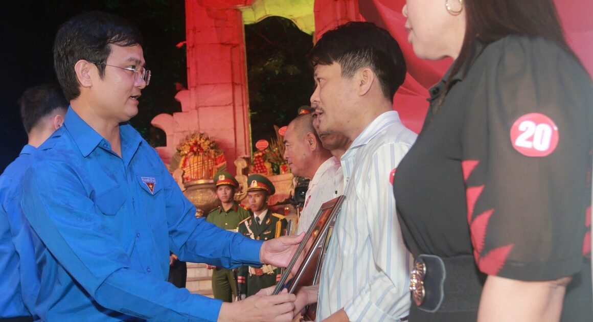 KHƠI DẬY TÌNH YÊU ĐẤT NƯỚC, CHUYỂN HÓA THÀNH SỨC MẠNH Đưa Đất Nước Bước Vào KỶ NGUYÊN MỚI!