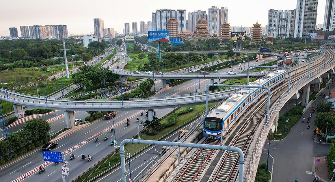 KHẨN CẤP PHÁT TRIỂN GIAO THÔNG ĐỘT PHÁ ĐỂ ỨNG PHÓ VỚI HƠN 14 TRIỆU DÂN VÀ DIỆN TÍCH MỚI CỦA SIÊU ĐÔ THỊ TP.HCM!