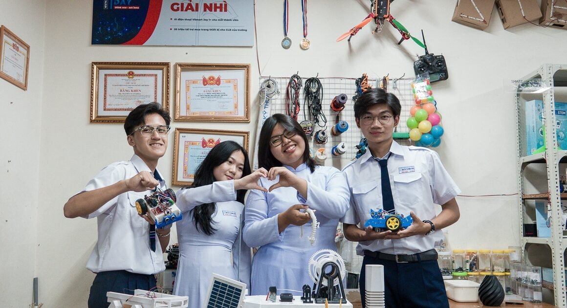 AI MỞ RA CƠ HỘI, CŨNG DÙNG CẨN TRỌNG TRONG GIÁO DỤC STEM