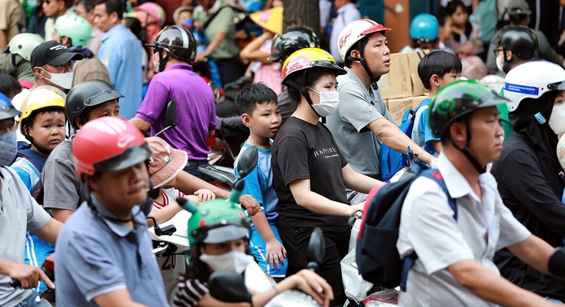 PIA SỰ KIỆN ĐẦU NĂM HỌC 2025: PHỤ HUYNH BỨC XÚC VỚI THỜI KHÓA BIỂU VÀ CHI PHÍ KHÔNG NGỪNG TĂNG!