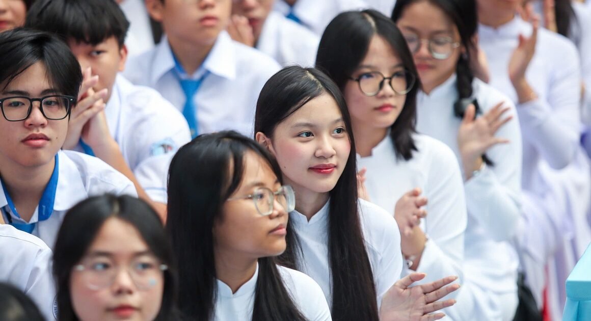 KHÁCH HÀNG ĐẾN VỚI NĂM HỌC ĐẦU TIÊN CỦA TP.HCM SAU SÁP NHẬP VỚI HƠN 3.500 TRƯỜNG THEO ĐẶC ĐIỂM MỚI CHO CÁC KHOẢN THU VÀ DỊCH VỤ GIÁO DỤC!