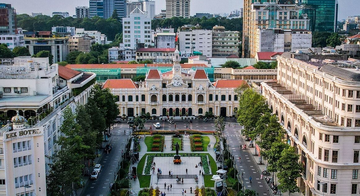 KHÁI QUÁT MỚI CỦA TP.HCM: SIÊU ĐÔ THỊ ĐẦU Ã KHẮP ĐÔNG NAM Á CẦN MỘT QUẢNG TRƯỜNG ĐỂ XỨNG ĐÁNG VỮNG BƯỚC