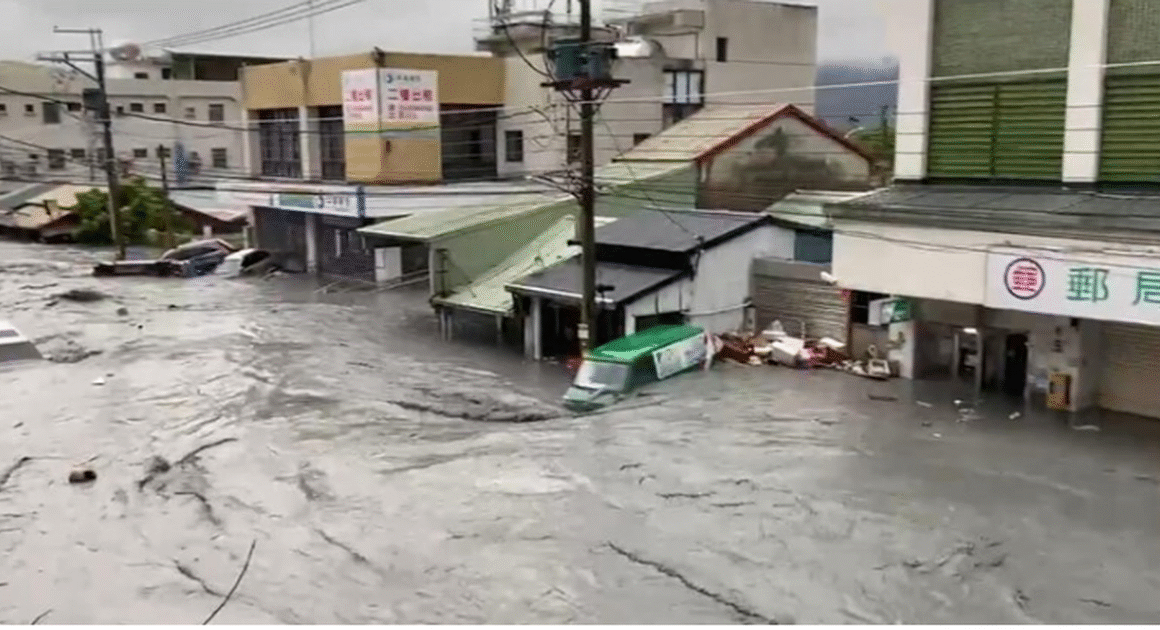 MIEN ĐÔNG ĐÀI LOAN CHIẾN ĐẤU VỚI SIÊU BÃO RAGASA, MỘT HỒ CHẤN TRÀN NƯỚC GÂY THIÊN TAI CHẾT CHẾT.