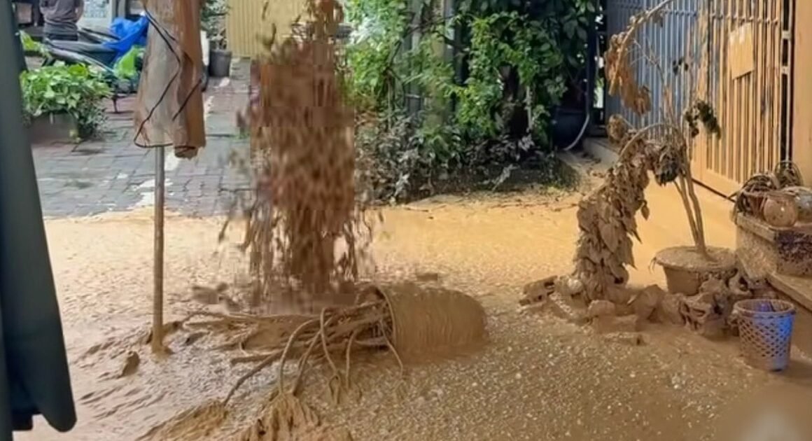 SUỐI BÙN KHOÁNG NỔI LÊN GIỮA PHỐ QUỐC TỬ GIÁM, TẠI SAO LẠI LẶP LẠI NHIỀU LẦN?