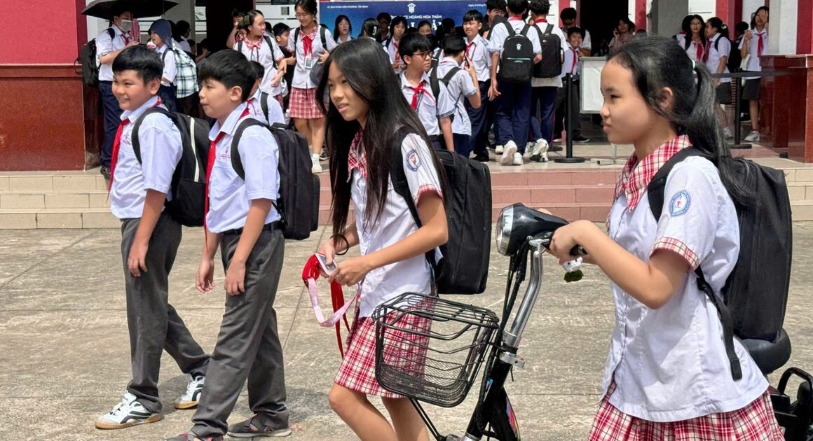 BẮT ĐẦU TỪ NGÀY MAI, CÁC TRƯỜNG TẠI TP.HCM SẼ THAY ĐỔI THỜI GIAN BIỂU ĐỂ GẢI QUYẾT LO LẮNG CỦA PHỤ HUYNH VỀ GIỜ TAN HỌC VÀ HỌC CUỐI TUẦN!