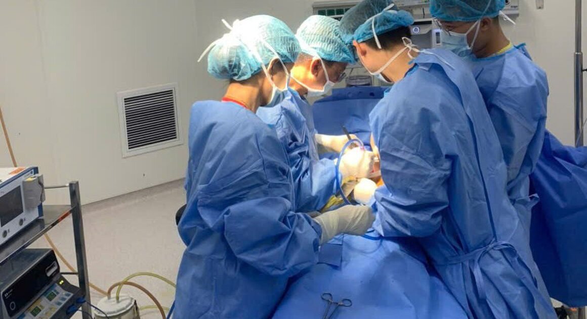 KHÁM PHÁ CỰC KỲ ĐỘT NGỘ: BỆNH NHÂN NỐI VỚI CƠ THỂ ĐẢO NGƯỢC, VẪN CHIẾN THẮNG MỘT CA MỔ SỎI MẬT KHÓ KHAN!