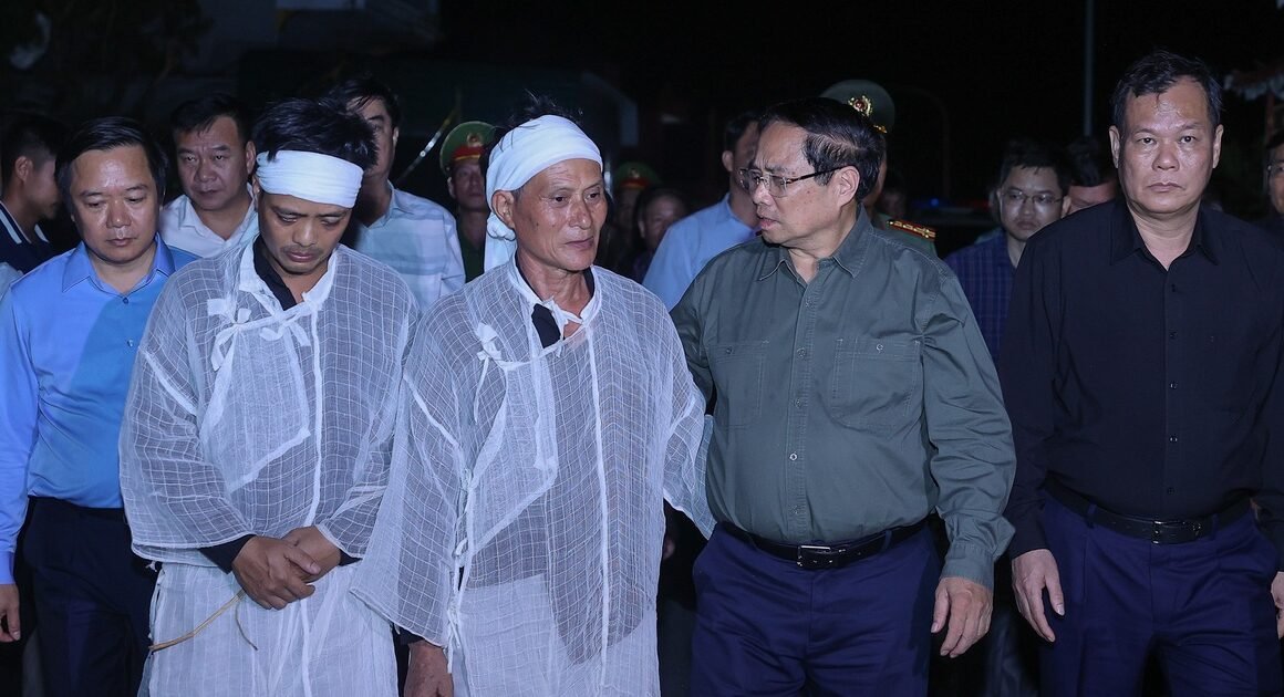 THỦ TƯỚNG PHẠM MINH CHÍNH TRỰC TIẾP ĐẾN NINH BỊNH CHIỂM TINH NGUYÊN CHO CÁC NẠN NHÂN VÀ NGƯỜI DÂN BỊ ẢNH HƯỞNG THIÊN TAI