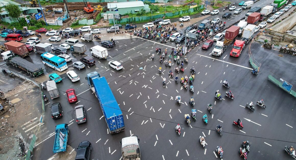 KHÁM PHÁ BÍ ẨN HỆ THỐNG VẠCH KẺ ĐƯỜNG VÀ BIỂN BÁO CHUẨN MỰC TẠI TP.HCM!