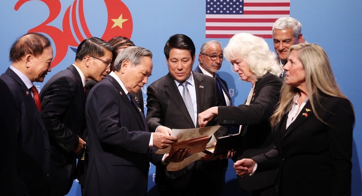 Chủ tịch nước LƯƠNG CƯỜNG GẶP GỠ CỰU CHIẾN BINH VIỆT NAM – MỸ: NHỮNG BỨC TRANH ĐẶC BIỆT ĐANG ĐƯỢC CHỜ ĐỢI