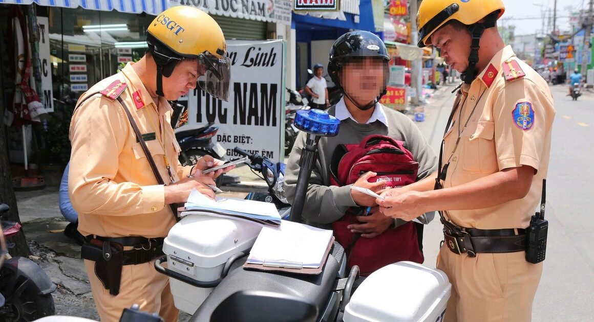 CỬA SỔ NGUY HIỂM: PHỤ HUYNH ĐỚN ĐAU VÌ ĐỂ CON TỰ CHẠY XE ĐI HỌC