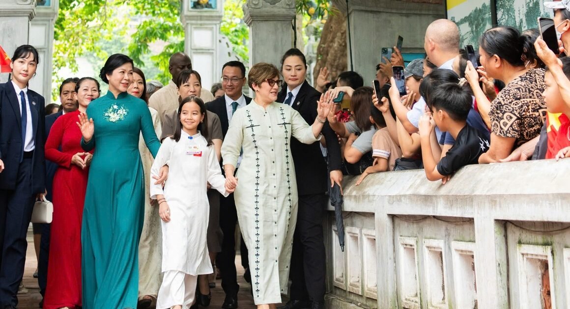 **KHÁM PHÁ CẢM XÚC ĐẶC BIỆT KHI BÀ NGÔ PHƯƠNG LY VÀ BÀ LIS CUETA PERAZA CÙNG THƯỞNG THỨC MÚA RỐI NƯỚC TẠI HÀ NỘI!**