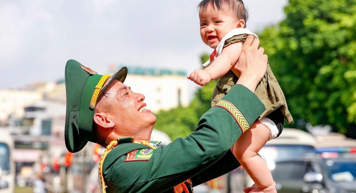 KHÁM PHÁ NHỮNG BỨC ẢNH ĐẶC BIỆT KHI NGƯỜI DÂN THỦ ĐÔ GIAO LƯU VỚI LỰC LƯỢNG DIỄU BINH TRONG NGÀY KỶ NIỆM 80 NĂM CÁCH MẠNG THÁNG TÁM VÀ QUỐC KHÁNH 2.9