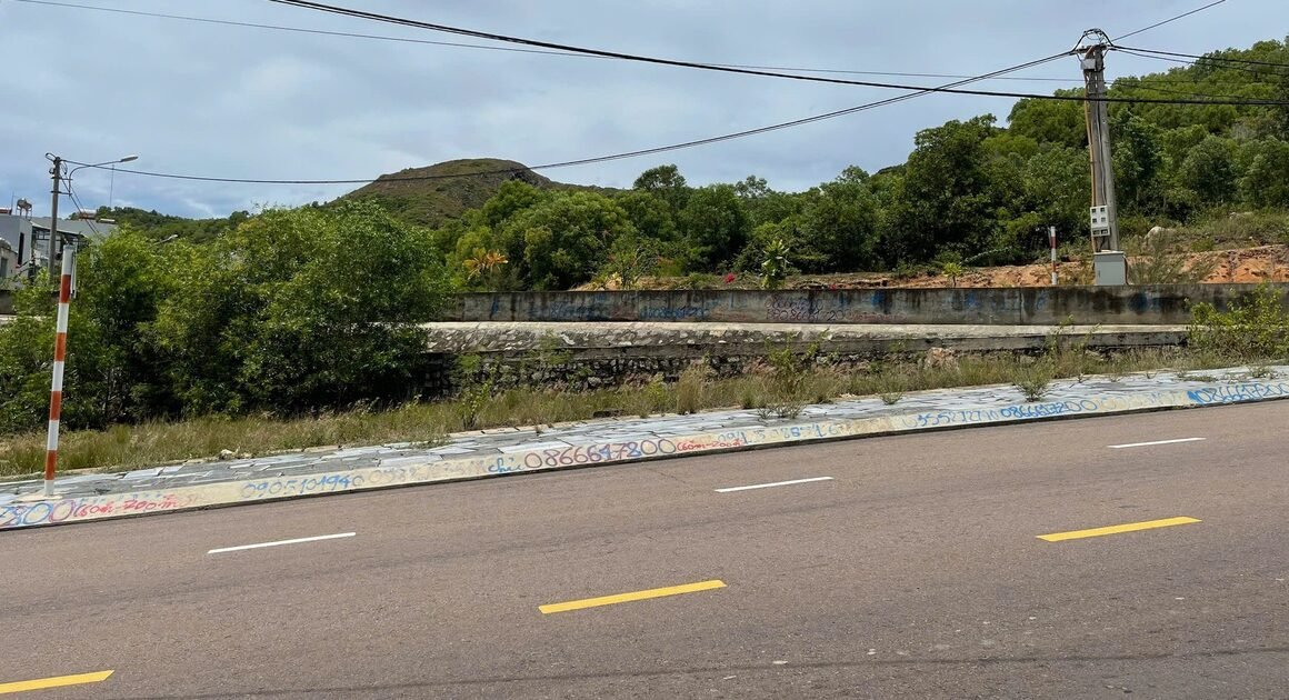 NHỮNG CON ĐƯỜNG DẪN VÀO LÀNG CHÀI NHƠN HẢI, NHƠN LÝ BỊ CHIẾM DÙNG BỞI CÒ ĐẤT, GÂY PHẢN CẢM CHO DU KHÁCH!