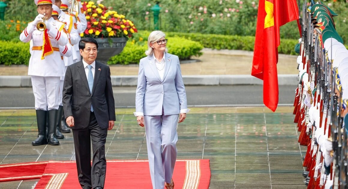 CHỦ TỊCH NƯỚC LƯƠNG CƯỜNG ĐÓN TOÀN QUYỀN ÚC SAM MOSTYN TRONG BUỔI LỄ ĐẶC BIỆT TẠI PHỦ CHỦ TỊCH