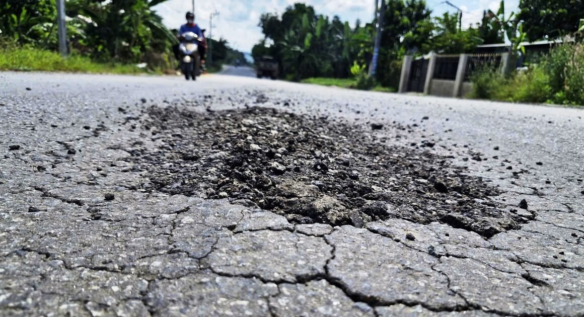 VỪA MỚI THẢM NHỰA XONG, ĐƯỜNG QL14E ĐÀ NẴNG ĐÃ BỊ BONG TRÓC, PHẢI ĐÀO ĐÁY CHỮA CHỈN!