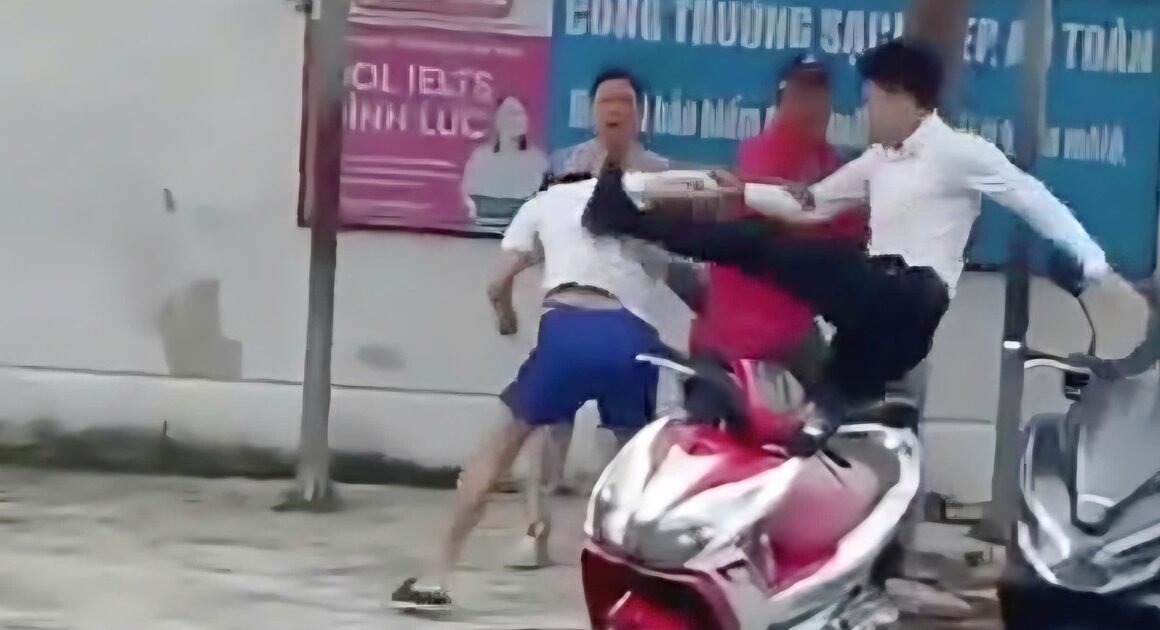 SUY ĐOÁN SAI LẬC VỀ NGƯỜI ĐÀN ÔNG ĐÁNH NGƯỜI TRƯỚC CỬA TRƯỜNG, KHÁCH QUAN CHÍNH XÁC ĐÃ ĐƯỢC XÁC ĐỊNH