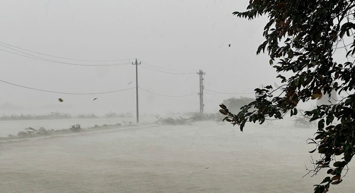 BÃO SỐ 10 ĐÃ GÂY RA NHỮNG CỬA NHÀ BỊ TỐC MÁI – GƯƠNG MẶT TP.HUẾ CHIỀU NAY CHAO ĐẢO VỚI GIÓ LỚN VÀ MƯA KÍN.