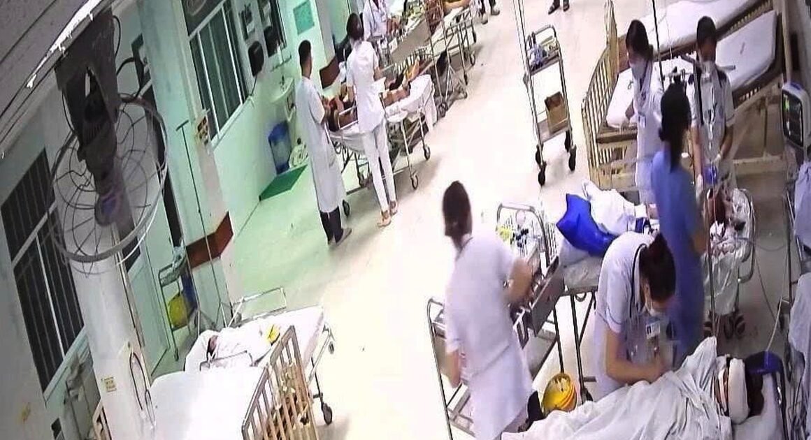 GIA ĐÌNH ĐI KHÁM BÊNH BỐN NGƯỜI GẶP TAI NẠN NGHIÊM TRỌNG, BỆNH VIỆN VỘI KÍCH HOẠT BÁO ĐỘNG ĐỎ CỨU NẠN ĐẶC BIỆT!