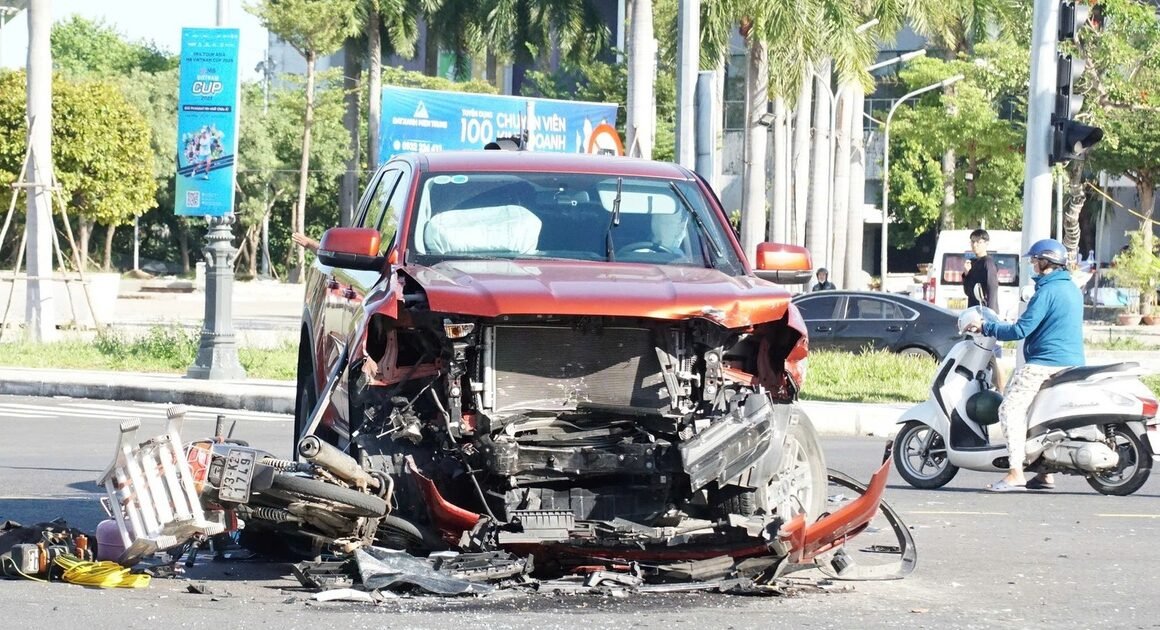 XẢY RA VỤ TAI NẠN GIAO THÔNG KINH HOÀNG TẠI ĐÀ NẴNG, HÀNG LOẠT XE BỊ HỎNG NẶNG VÀ NGƯỜI DÂN NƠI ĐƯỜNG NGẬP NGỪA BUỒN