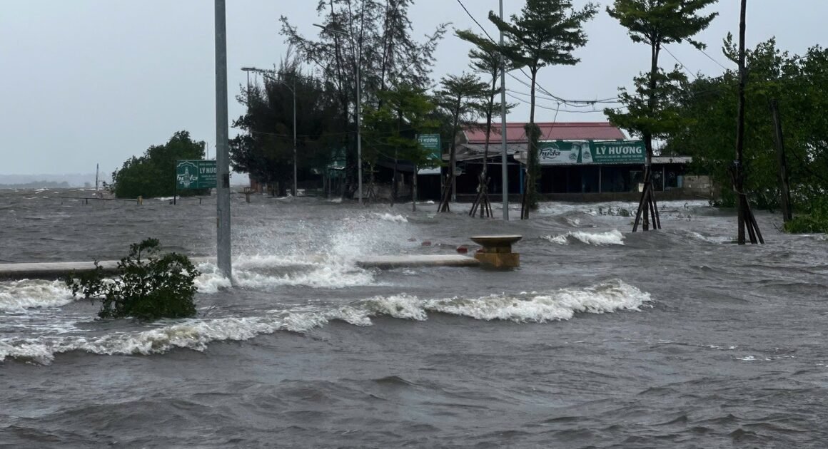 BÃO FENGSHEN TĂNG CƯỜNG TRIỀU CƯỜNG, HÀNG CHỤC NHÀ HÀNG VEN PHÁ TAM GIANG CHƠI VỚI NGUY CƠ SỤP ĐỔ