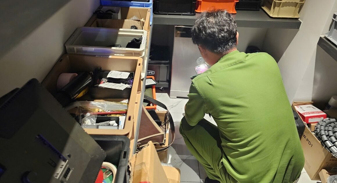 KHÁM XÉT NHÀ NGÂN 98, CÔNG AN TỤ HỘI 80 SỔ ĐỎ, HƠN 8.000 USD VÀ GẦN 4 SỔ TIẾT KIỆM, DÙNG MẬT KHẨU AI CŨNG KHÓ KHÁN!