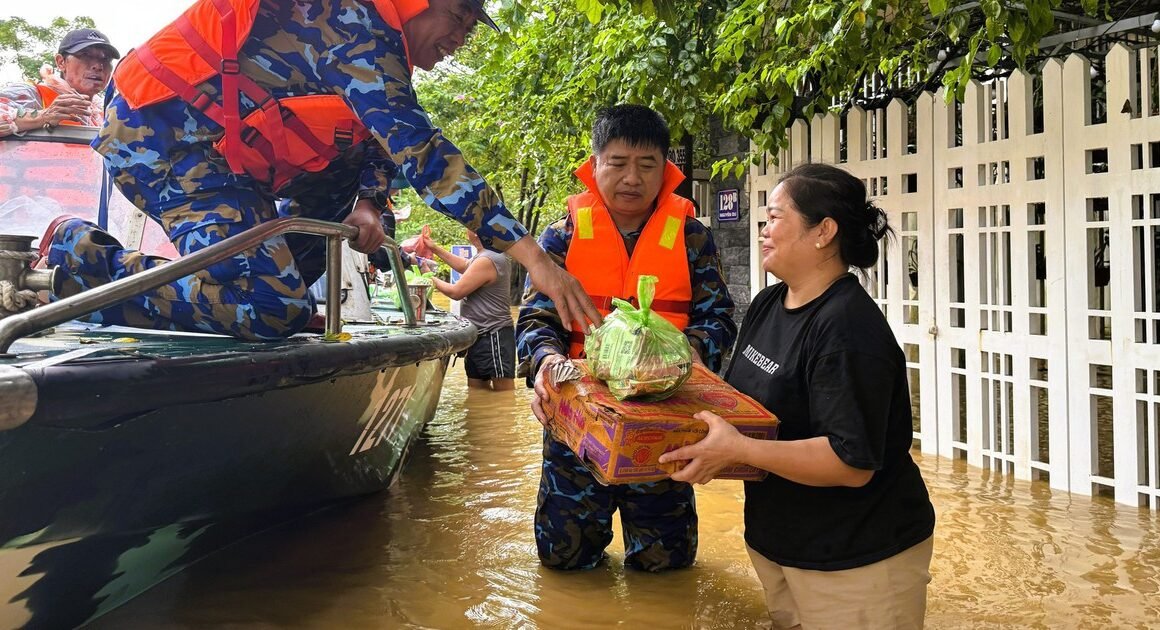 CẢNH CỬU NƯỚC THÁM TỚI ĐÀ NẴNG VÀ HUẾ TRONG HÀNH TRÌNH CỨU TRỢ VÙNG NGẬP LỤT!