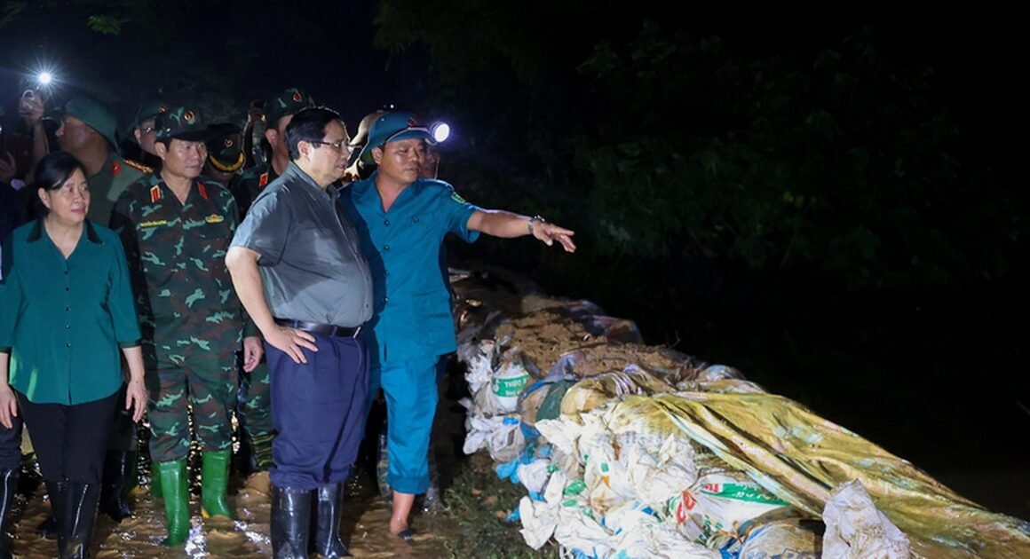THỦ TƯỚNG PHẠM MINH CHÍNH TRỰC TIẾP KIỂM TRA ĐIỀU CHỈNH ỨNG PHÓ MƯA LŨ TẠI HÀ NỘI
