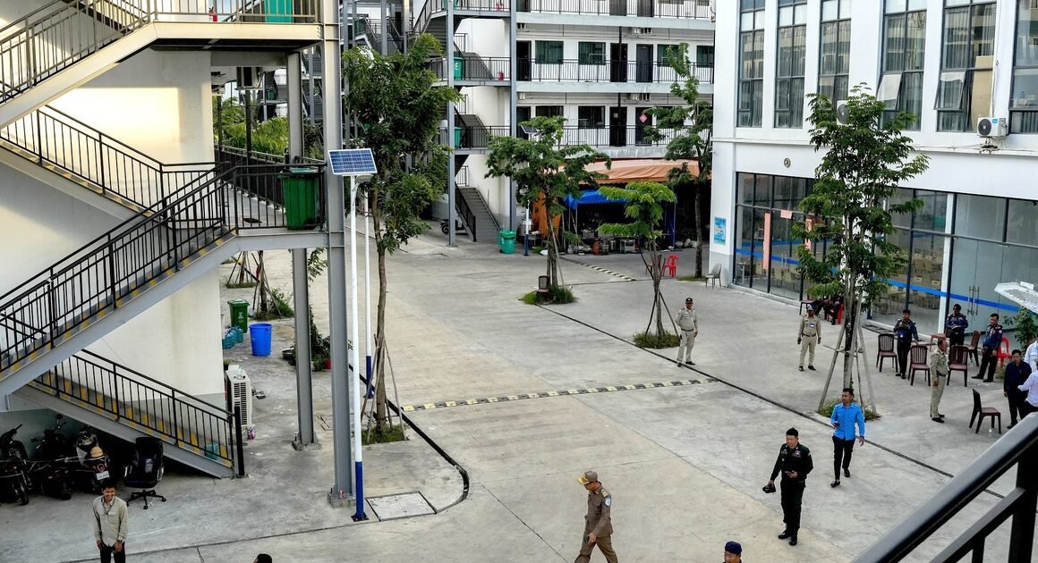 HÀN QUỐC RỒI SÀNG HỒI HƯƠNG HÀNG CHỤC CÔNG DÂN BỊ GIAO DỊCH TRỰC TUYẾN Ở CAMPUCHIA, TỔNG THỐNG YÊU CẦU GIÁM SÁT CHẶT CHẾ ĐỀU!