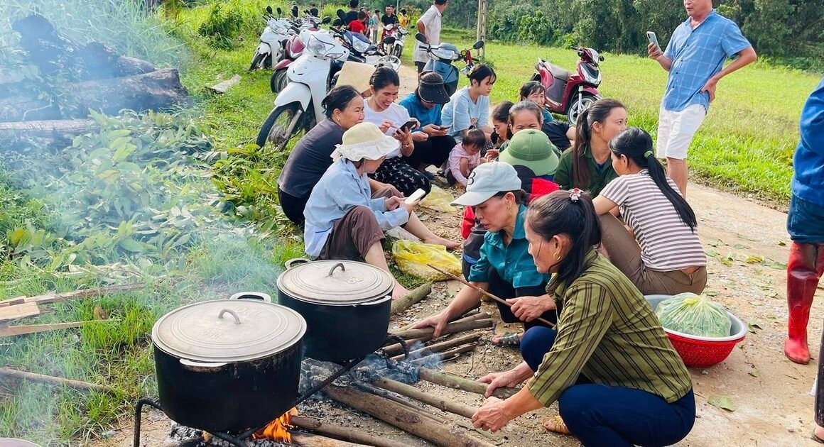 NHỮNG NGÀY MƯA LŨ, TINH THẦN TƯƠNG THÂN, TƯƠNG ÁI GIÚP ĐỠ NGƯỜI DÂN VÙNG CÁCH LY ĐOÁN NGHIỆP CỦA NGHỆ AN VÀ THANH HÓA