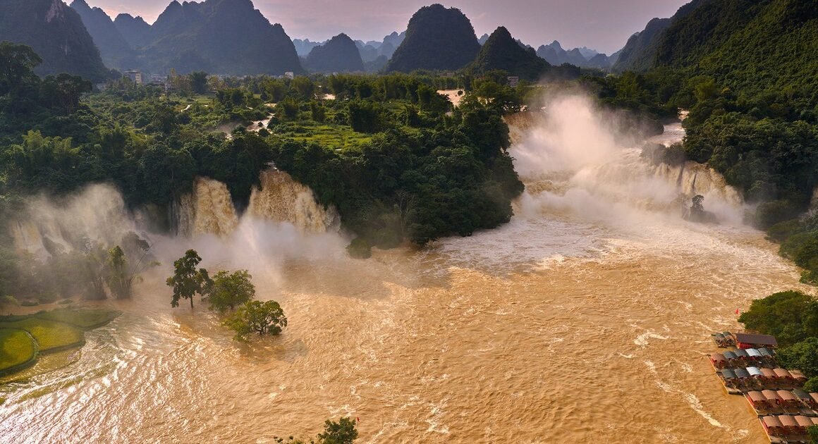 SAU MƯA LŨ, THÁC BẢN GIỐC TRỞ NÊN HOÀNH TRÁNG VỚI DÒNG NƯỚC ĐÙNG NGẦU GIỮA MÙA THU CAO BẰNG!