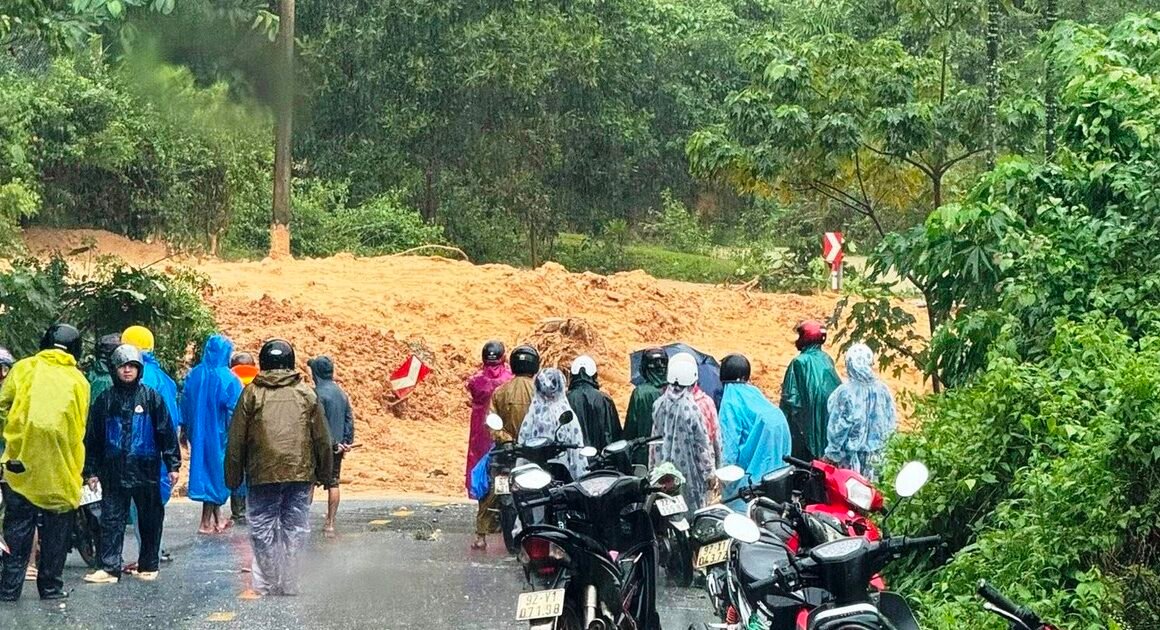 MƯA LỚN ĐÁNG SỢ, NGỌN NÚI BỊ SẠT LỞ, NƯỚC DÀO NHƯ THÁC TRÊN QL40B!