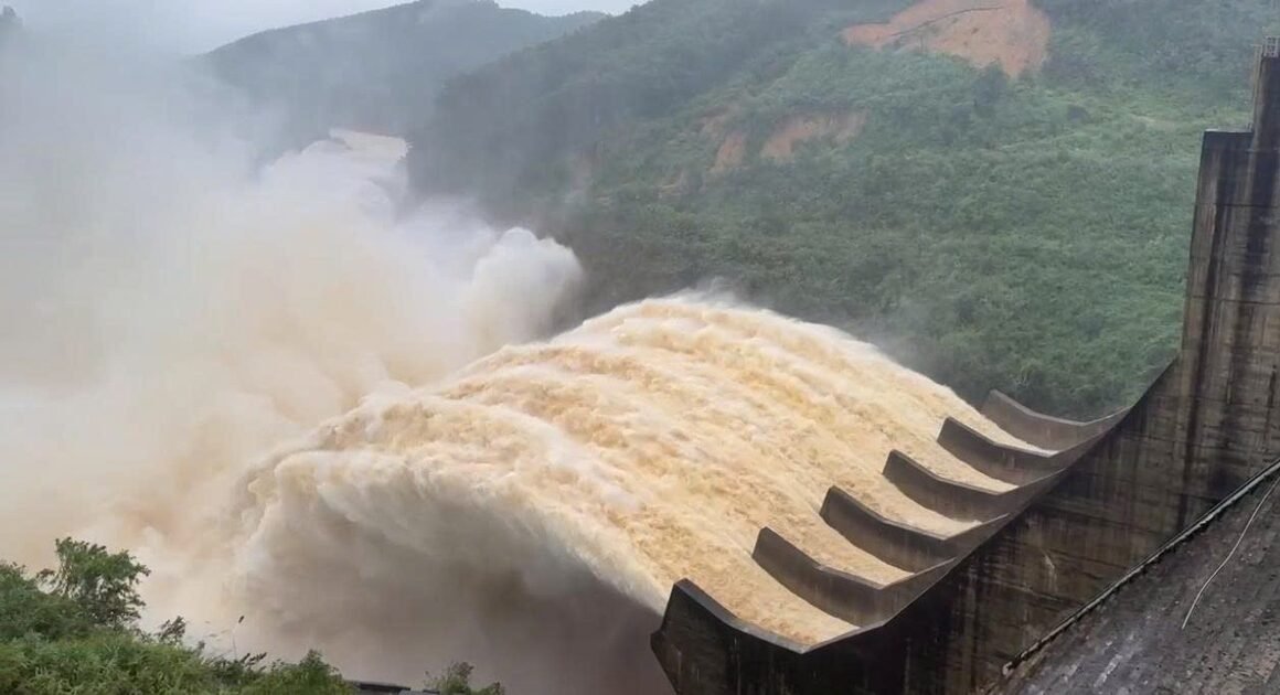 MƯA LỚN ĐÁNG SỢ TRÊN THƯỢNG NGUỒN, SÔNG HƯƠNG SẮP NGẬP TRÀN!