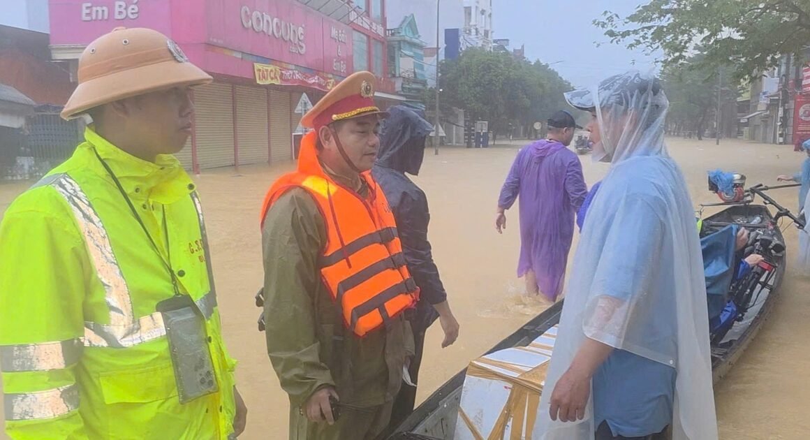 LŨ LỊCH SỬ Ở HUẾ: CHỦ GHE ‘ HÉT GIÁ’, AI ĐANG TIỀM MANG TIẾN BIỂN CẢM TRONG CƠN BẤT TRẮC