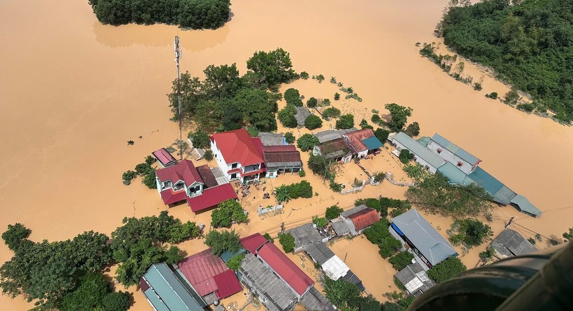 TRỰC THĂNG QUÂN ĐỘI VÀO CUỘC CHIẾN DỰng NƯỚC NẠN LŨ – TRẬN CỨU TRỢ BẢO VỆ NGƯỜI DÂN LẠNG SƠN DIỄN RA SỐC ĐỘNG!