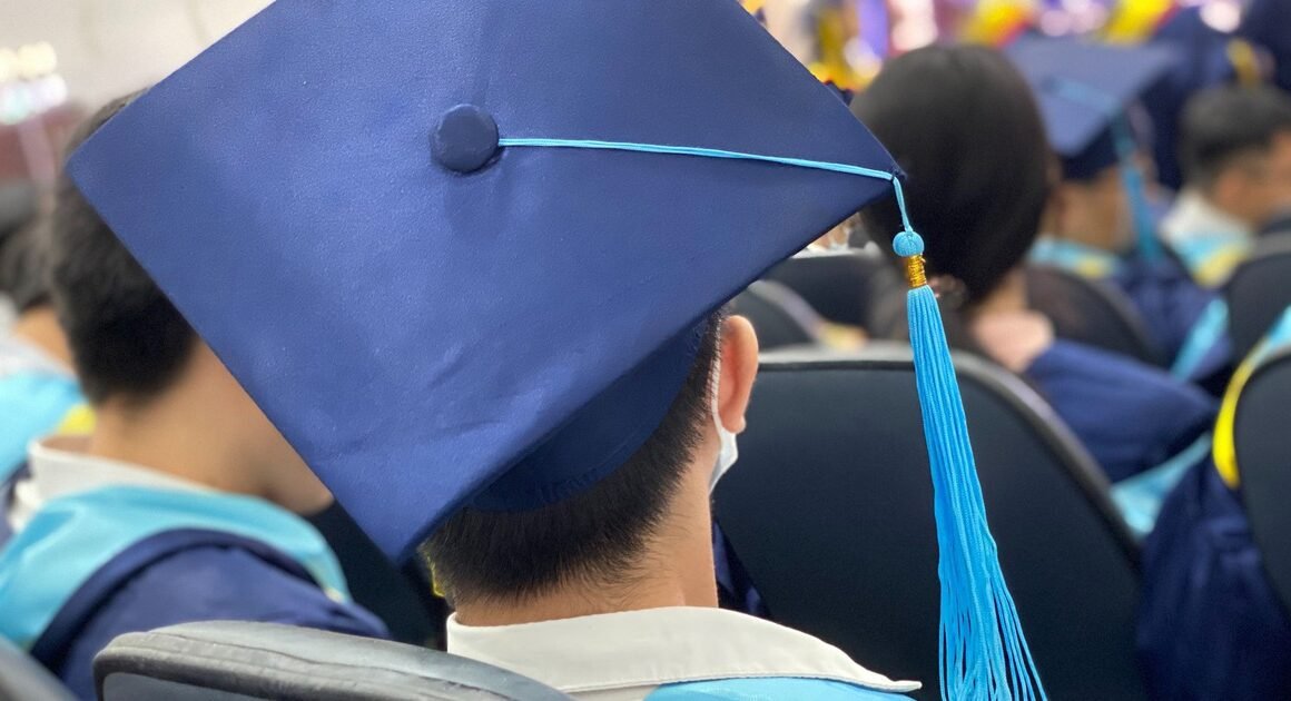 TẠI SAO HƠN 70% SINH VIÊN KHÔNG HOÀN THÀNH ĐẠI HỌC VỀ ĐÍCH TRONG THỜI HẠN?