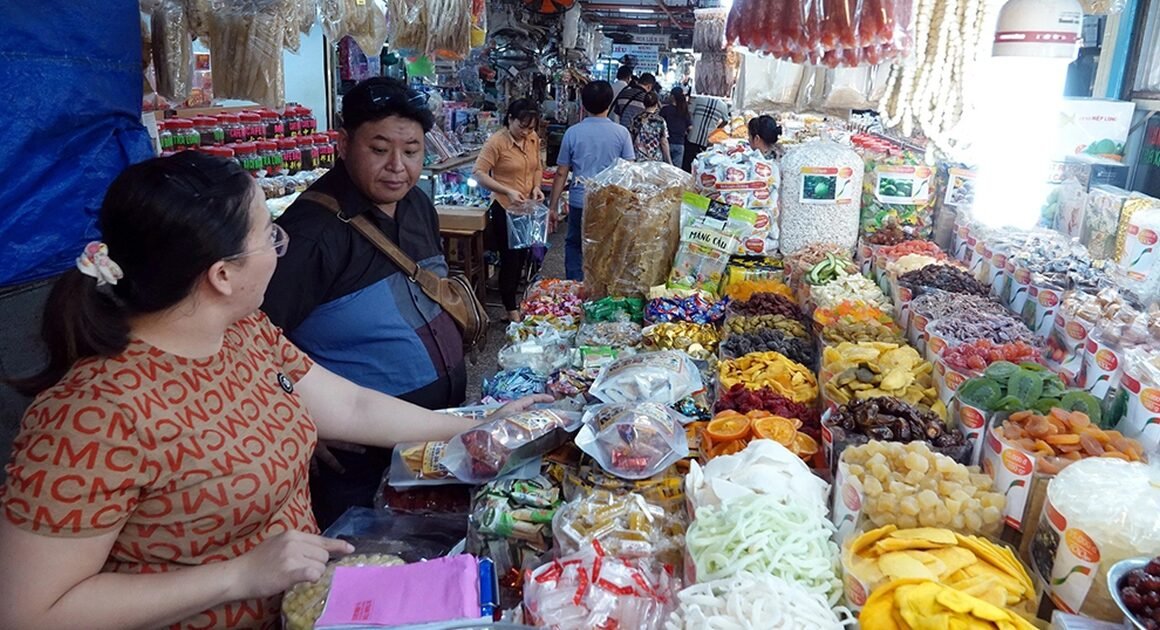 TĂNG NGƯỠNG DOANH THU CHỊU THUẾ LÊN 200 TRIỆU ĐỒNG/NĂM: SỰ THẬT ĐANG GÂY TRANH CÃI!