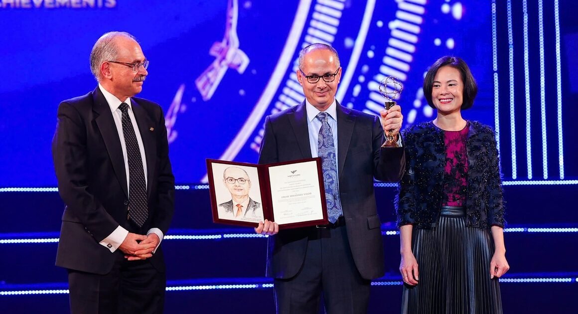 KHÁM PHÁ NGÔI SAO HÓA HỌC MỚI CỦA THẾ GIỚI: AI SẼ LÀ CHỦ NHÂN GIẢI NOBEL 2025?