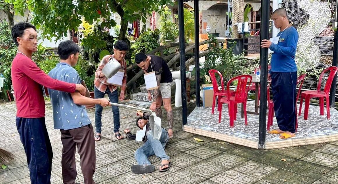 7 nghi can dùng xoong nồi, cây hốt rác hỗ chiến trong quán karaoke: Bất ngờ chưa từng có!