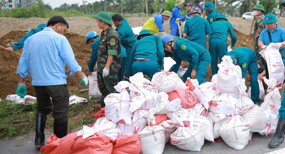 BỜ SÔNG VINH BỊ VỠ, NƯỚC ĐANG TRÀN VÀO KHU DÂN CƯ, CHIỀU HƯỞNG ĐƯỢC SỰ CỨU TRỢ NHIỀU NGƯỜI ĐÁNH GIÁ NHƯ THẾ NÀO?