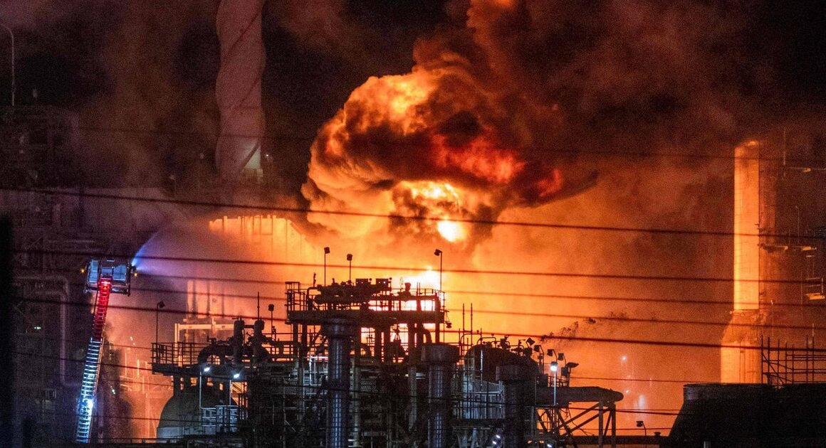 LIÊN HOAN NỔ NHƯ BOM NGUYÊN TỬ, LÍNH CỨU HỎA KỊP THỜI DẬP TẮT VỤ CHÁY Ở NHÀ MÁY LỌC DẦU CHEVRON CALIFORNIA!