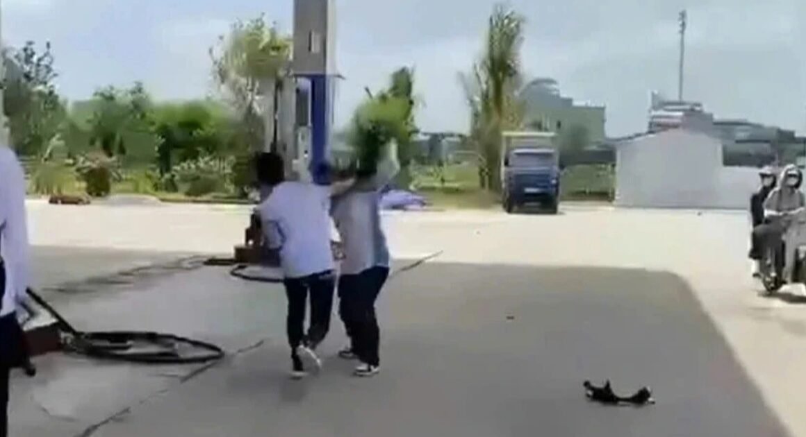 BỊ ĐÁNH NỔI GẦN Ở HÀNH LANG, BỌN TRẺ VÀNG MẤT TÂM TRÍ – AI SẼ CHỊU TRÁCH TRONG VỤ BẠO LỰC HỌC ĐƯỜNG?