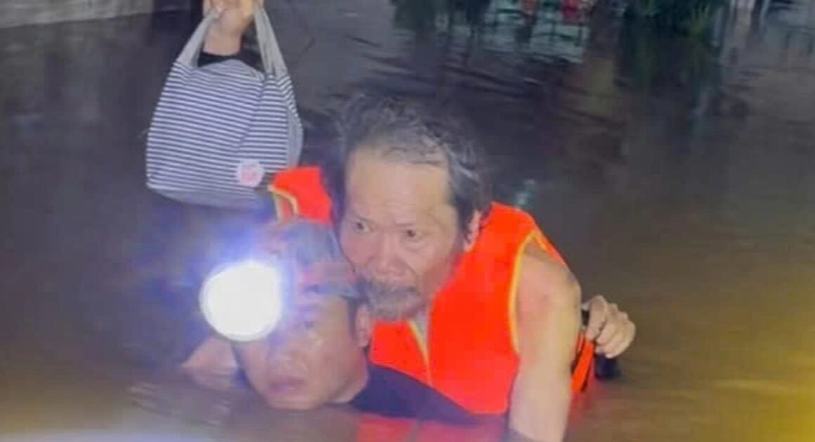 HUẾ CHẠY ĐUA VỚI CƠN LŨ LỊCH SỬ, NGƯỜI DÂN NGẦU NGÙI TRONG ĐÊM TRẮNG KHỦNG HOẢNG!