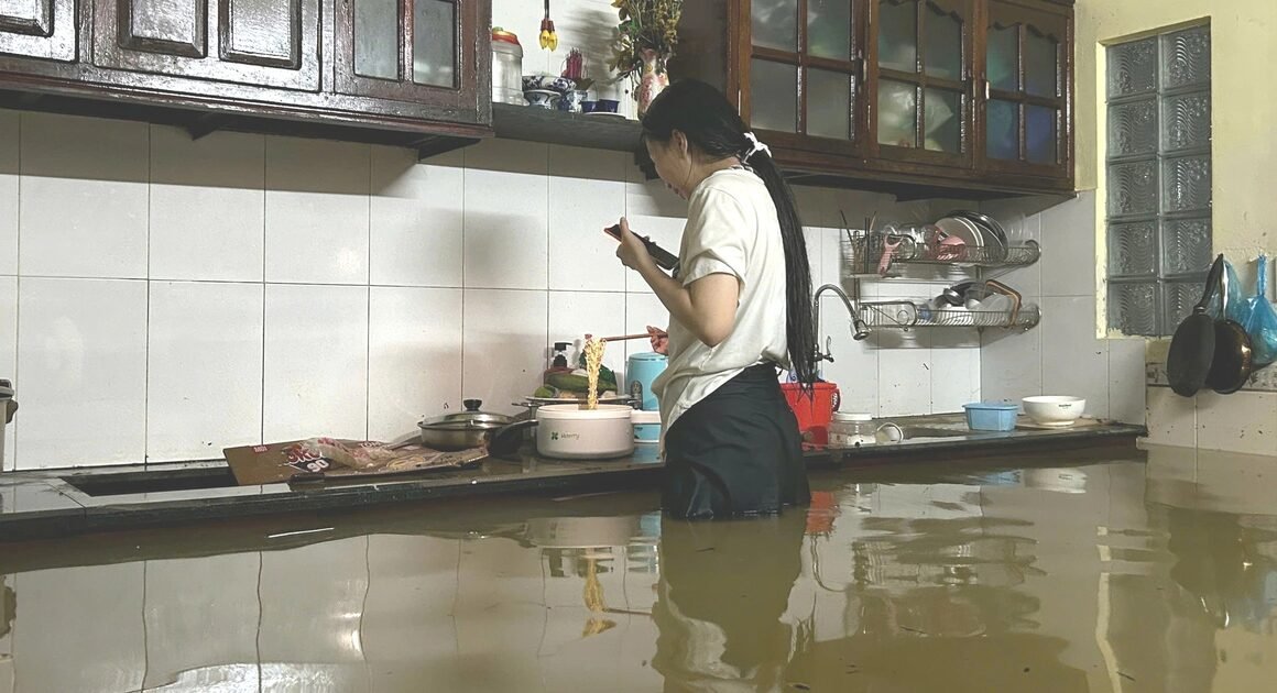 NHỮNG ÁNH MẮT THẤT THẦN VẪN RẠNG NGỜI TRONG MÙA LŨ KHÓ NHẦM CỦA NHỮNG TÂN SINH VIÊN Ở HUẾ!