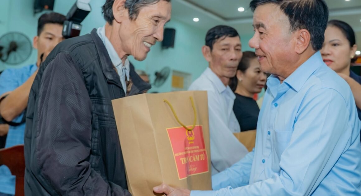 LÃNH ĐẠO ĐẢNG, NHÀ NƯỚC HỒI SINH KỸ CÙNG NGƯỜI DÂN VÙNG LŨ, CHO ĐI NHỮNG GÌ CẦN THIẾT ĐẦU TIÊN!