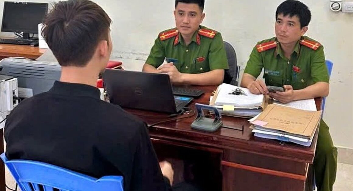 SAU KHI BỊ LỪA ĐẢO GIẢ DANH CÔNG AN ĐÒI TIỀN CHUỘC, NAM THANH NIÊN TỰ NHỐT MÌNH TRONG NHÀ NGHỈ, GÂY CHUẨN BỊN KHIẾN NGƯỜI THÂN CẢNH GIÁC!